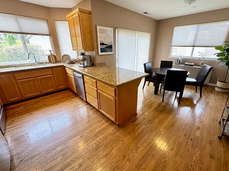 105 Kelly Way — Photo 3