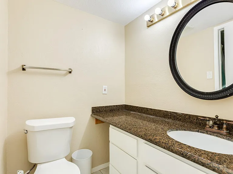 7140 N Holiday Dr — Photo 20