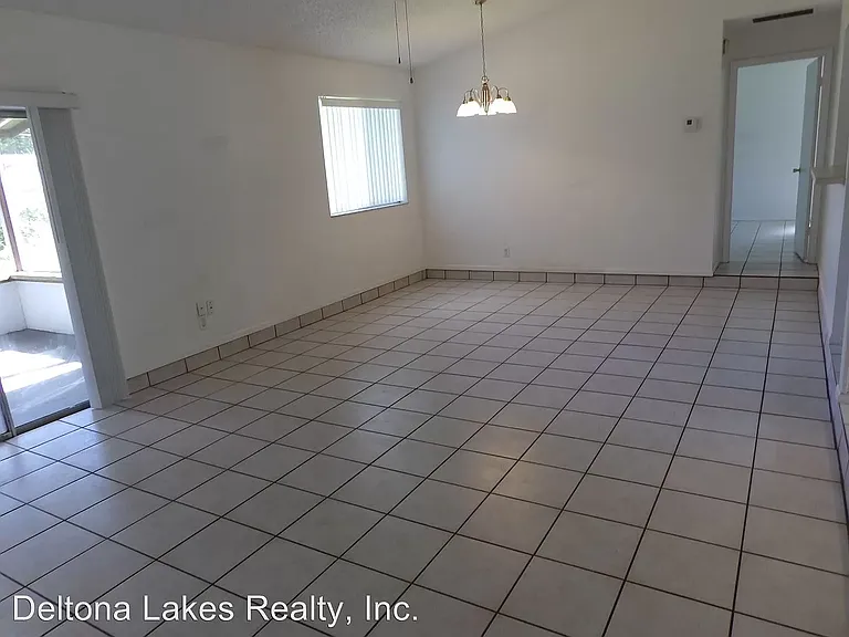 1545 Maxwell Ln — Photo 3