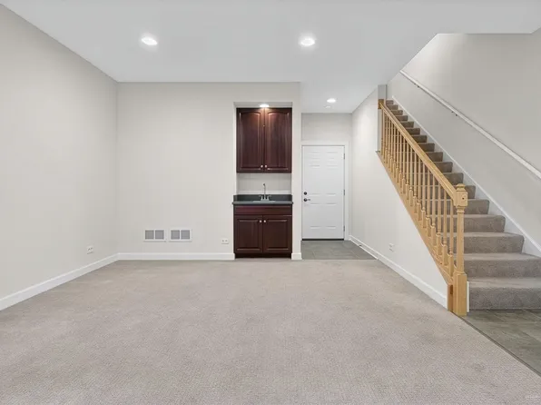 162 Festival Ct, Elgin, IL 60120