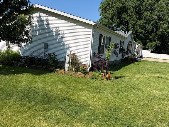 4th image of 902 D Ave W