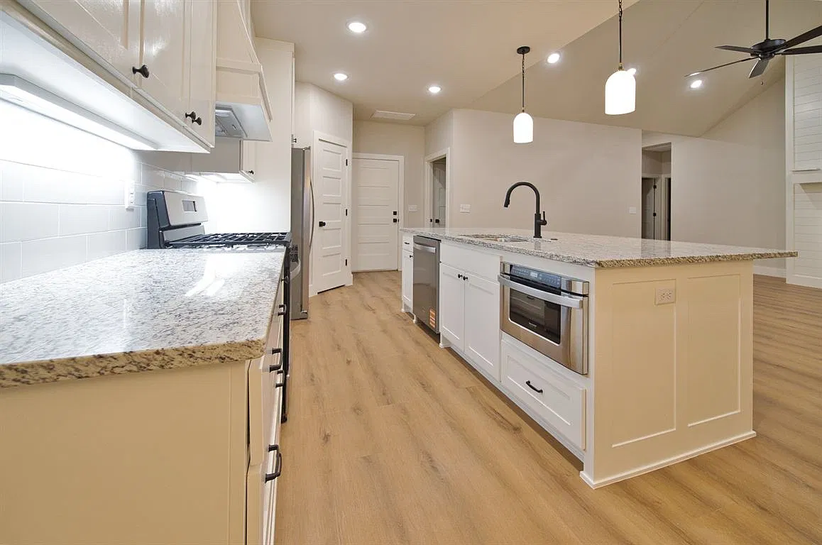 3 bed, 1716 sqft, $2,095 — Photo 2