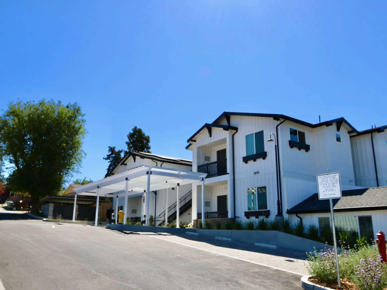Emerald Court Apartments — Photo 1