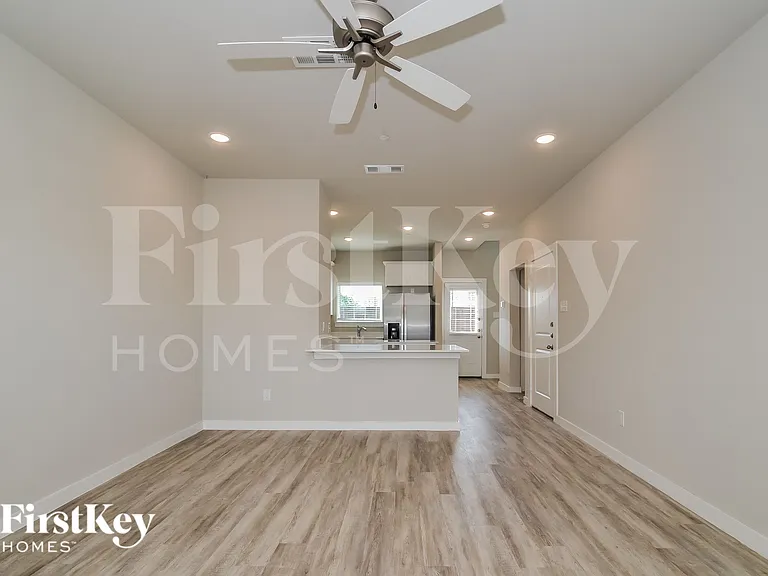 342 Niki Dr — Photo 2