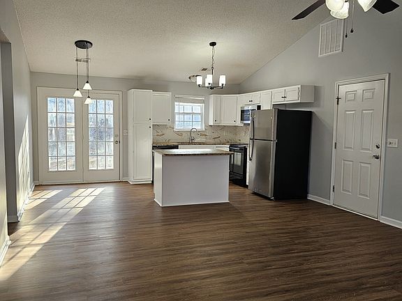 5th image of 302 Lily Pond Ln