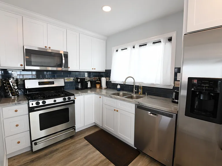 515 Monterey Ln — Photo 6