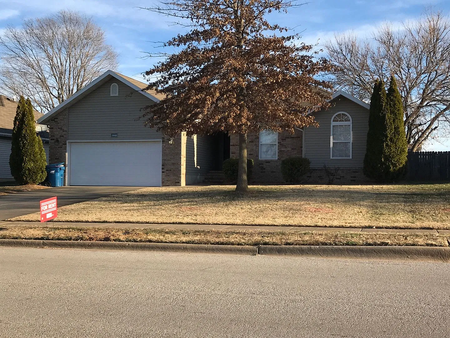Executive Rental - Charming 3-bedroom 2 bath Ranch nestled in Springfield- Kickapoo High School -... — Photo 1