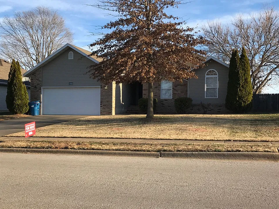 3882 S El Salvador Ave