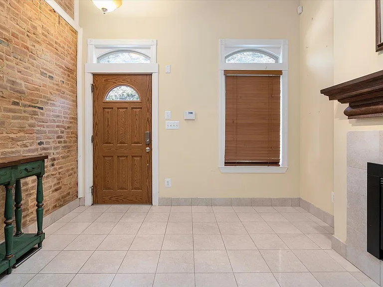115 E Cross St — Photo 3