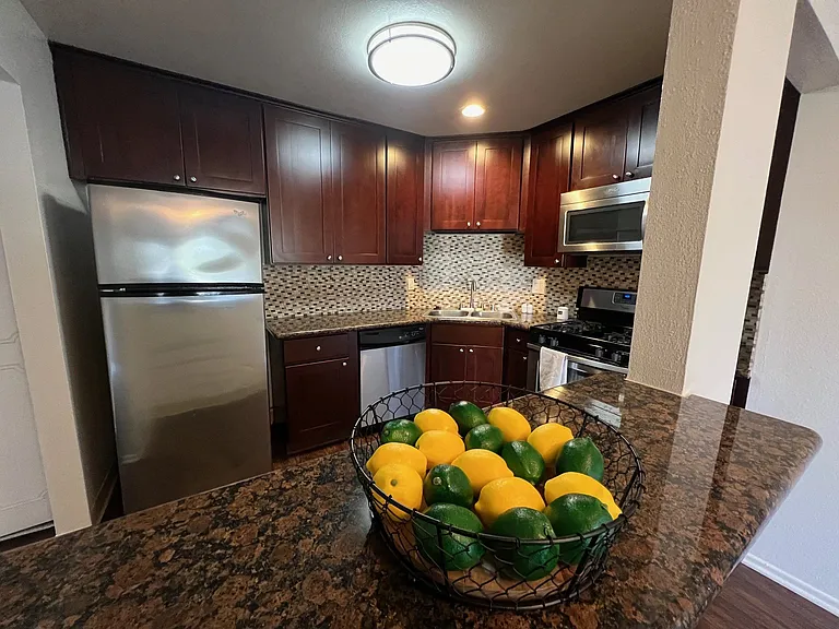 Versailles on the Lake Apartments — Photo 124