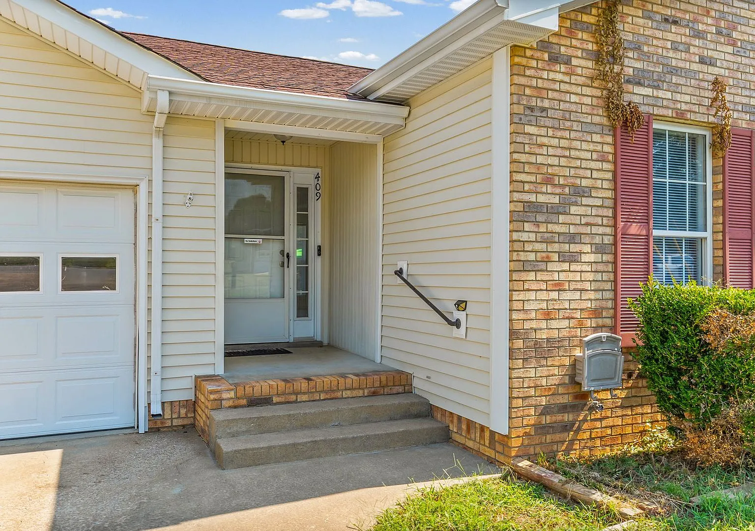409 Sandburg Dr — Photo 2