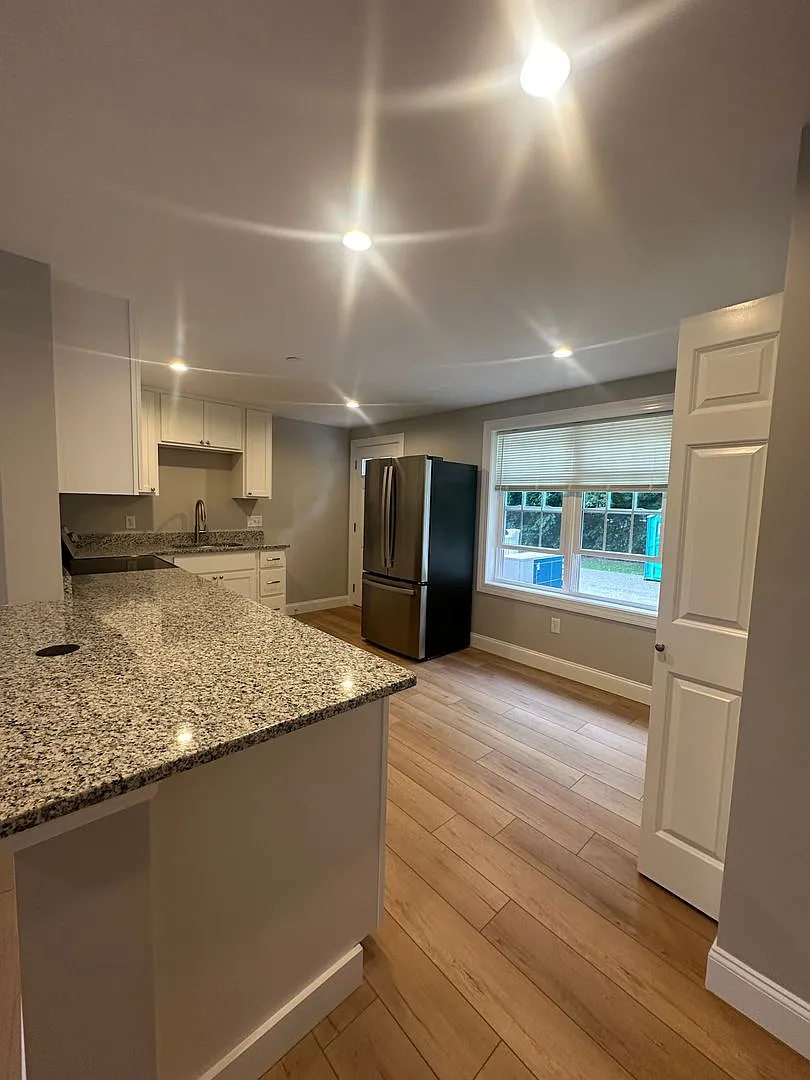 Brand New spacious Studio available in a great location. — Photo 2