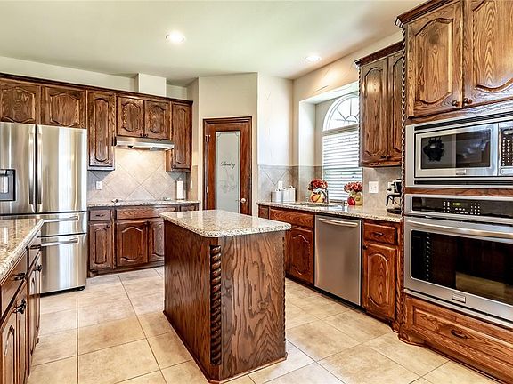 3rd image of 906 Hidden Lakes Dr