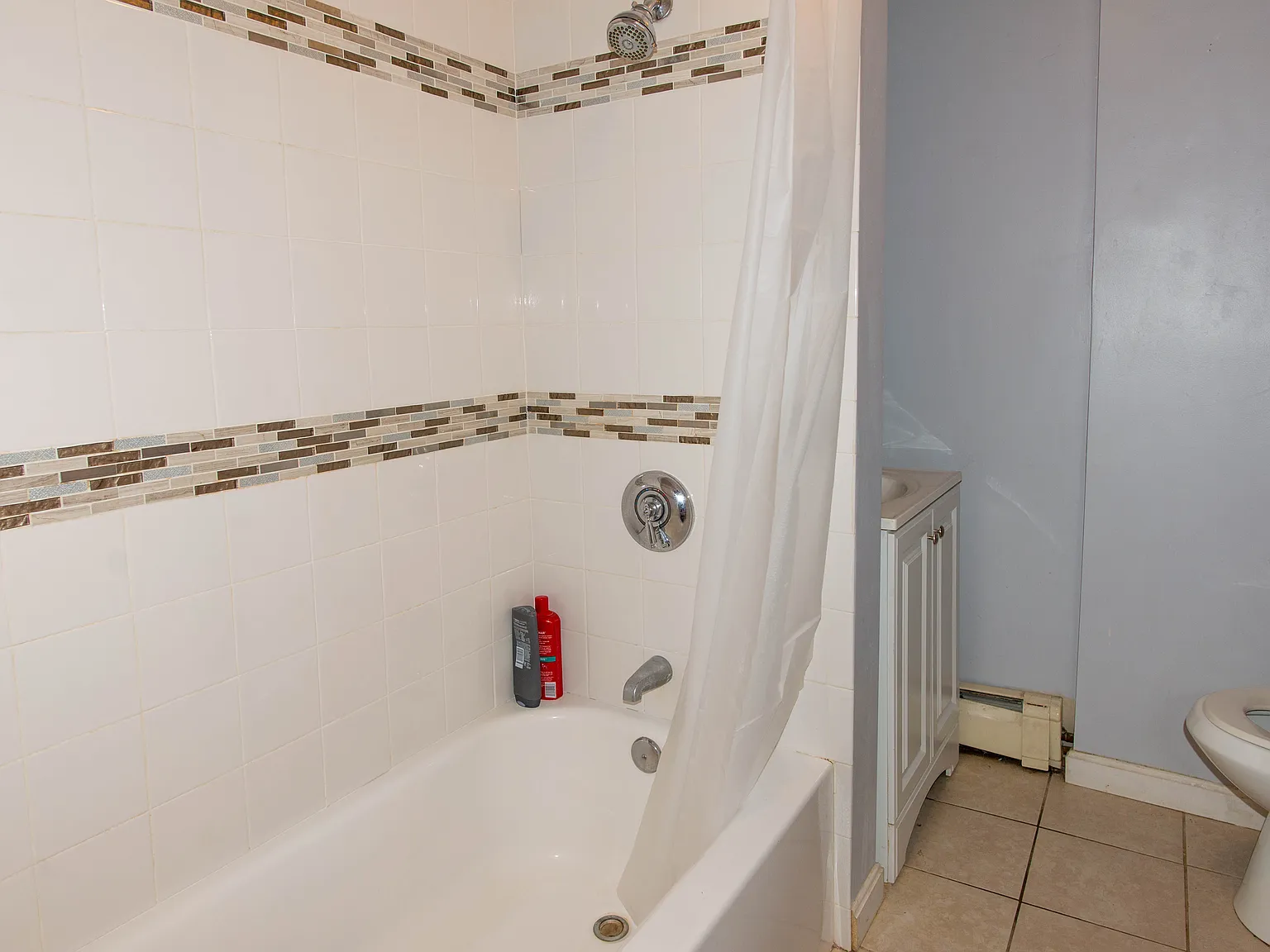 4 bed, 1.5 bath, 99999 sqft, $5,600 — Photo 4
