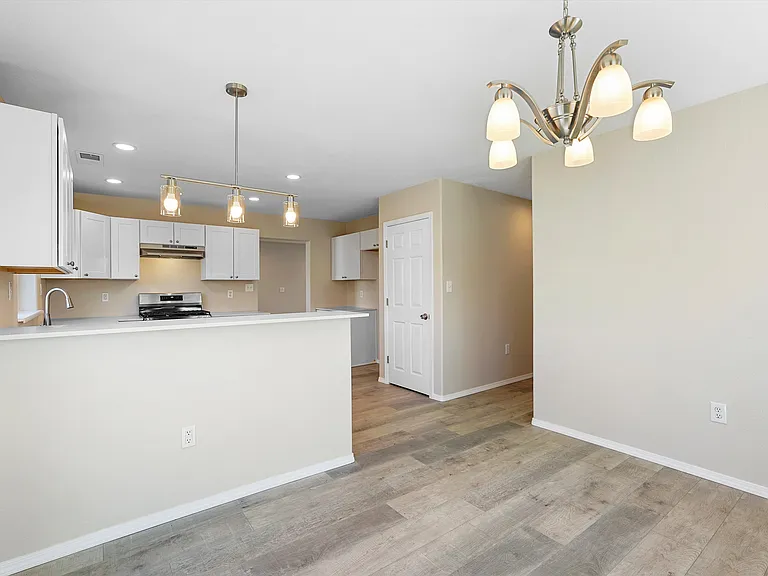 915 Kinley Ave NW — Photo 20