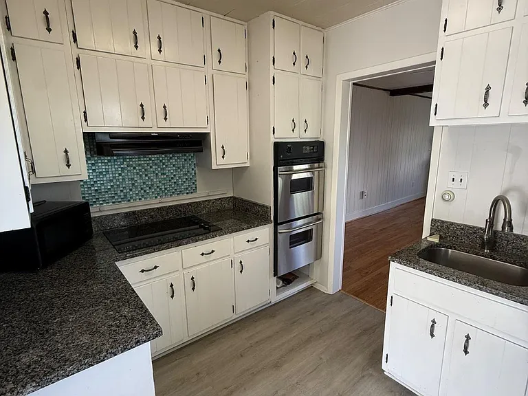 1131 Marion Ave — Photo 4