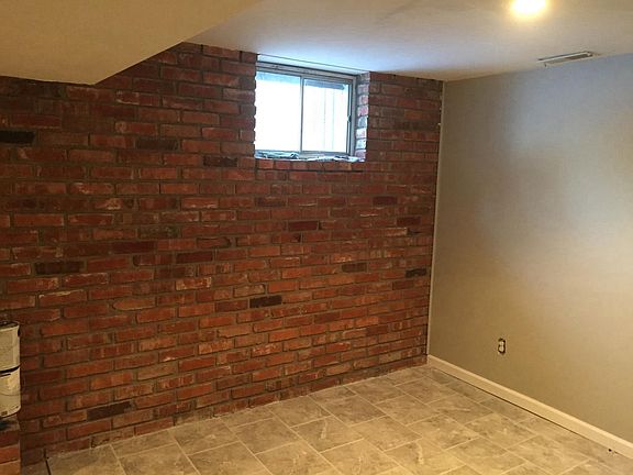 Downstairs Family Room / Bedroom 20x12' @ adjoining bathroom