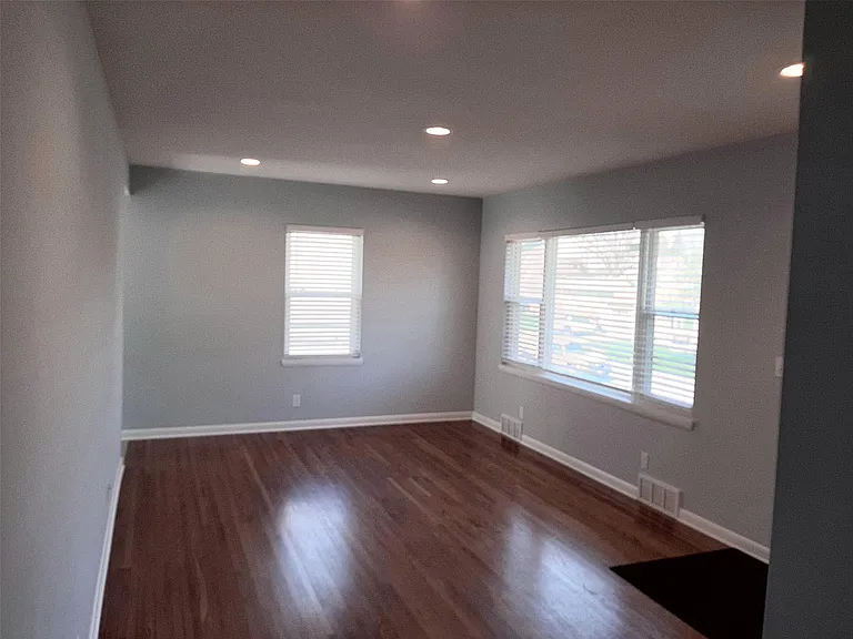 2824 S 76th Ave — Photo 4