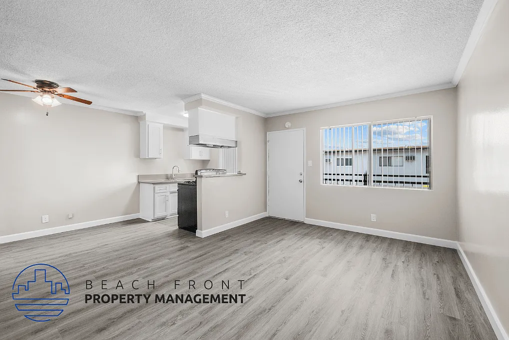 10429 La Reina Ave. — Photo 4