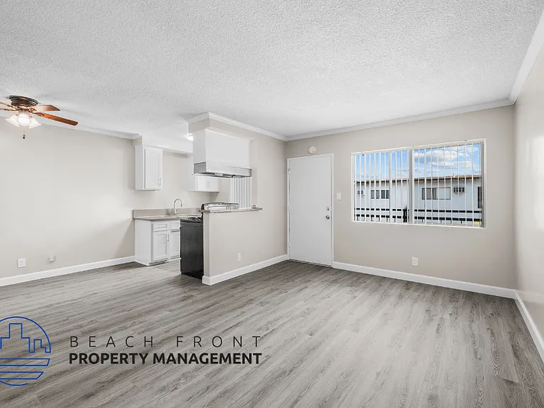 10429 La Reina Ave. — Photo 4