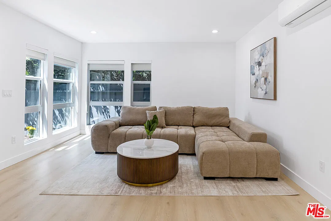2 bed, 1.0 bath, 1100 sqft, $3,988 — Photo 2