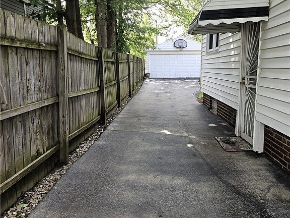 2nd image of 3364 Altamont Ave