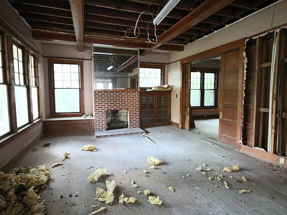 4th image of 20065 Main St E