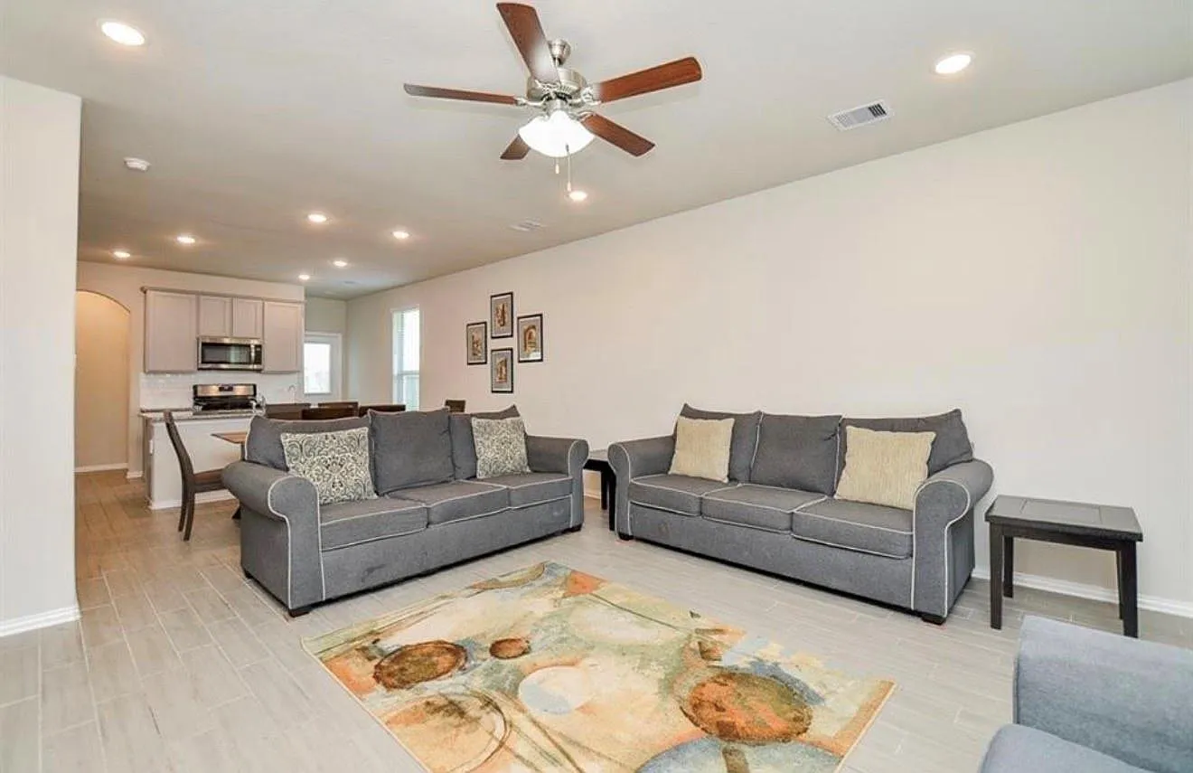 4 bed, 2.0 bath, 1602 sqft, $2,150 — Photo 4