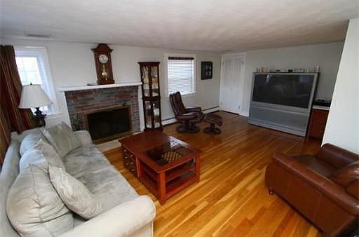 3rd image of 122 Prospect Hill Dr