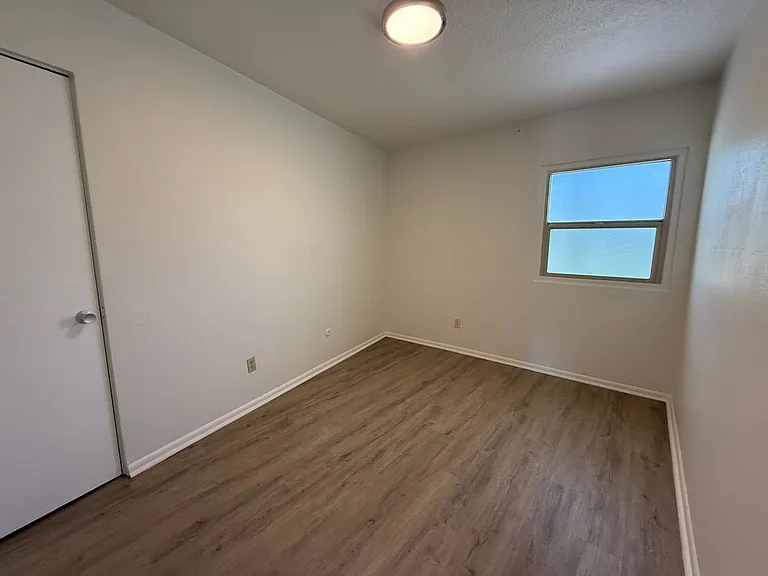 Crescent Apartments — Photo 44