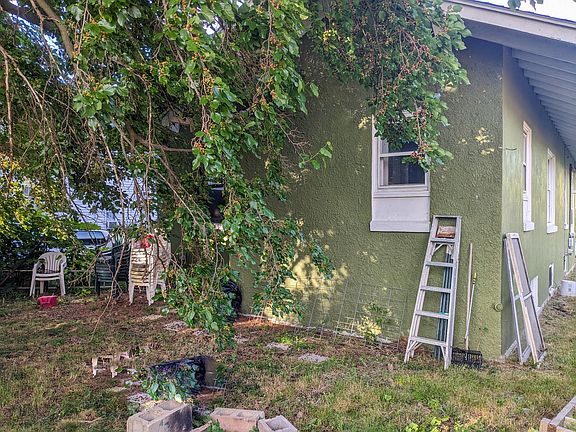 3rd image of 122 Illinois St