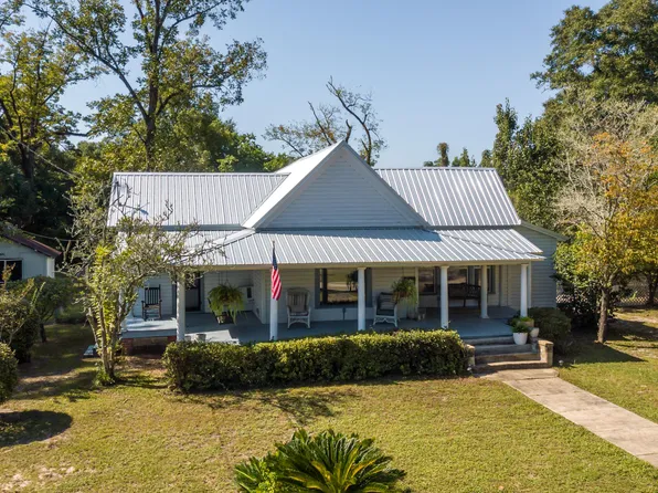 28 Live Oak Ave E, Defuniak Springs, FL 32435