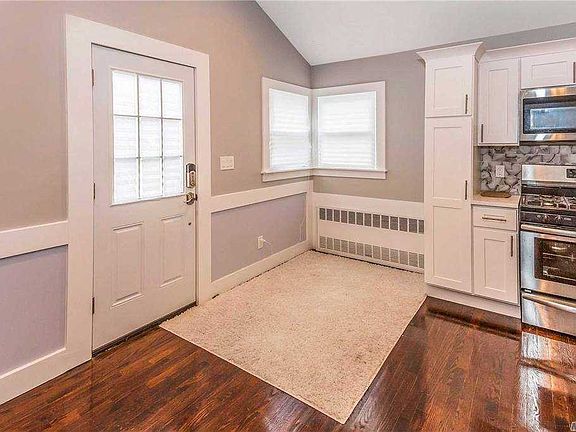 5th image of 903 Stewart Pl