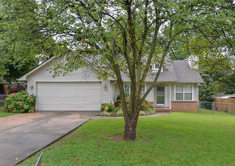 1st image of 2326 Baldwin St