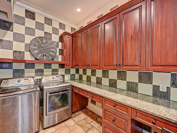 5th image of 2757 Loch Ln
