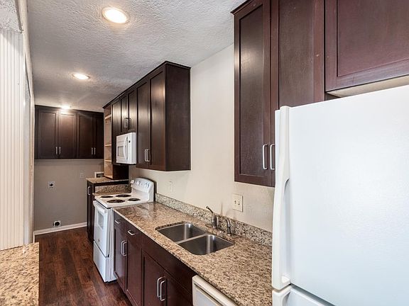 3rd image of 1012 Autumn Cir APT A
