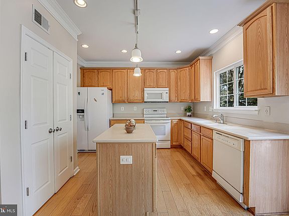 5th image of 212 Mayfair Dr NE
