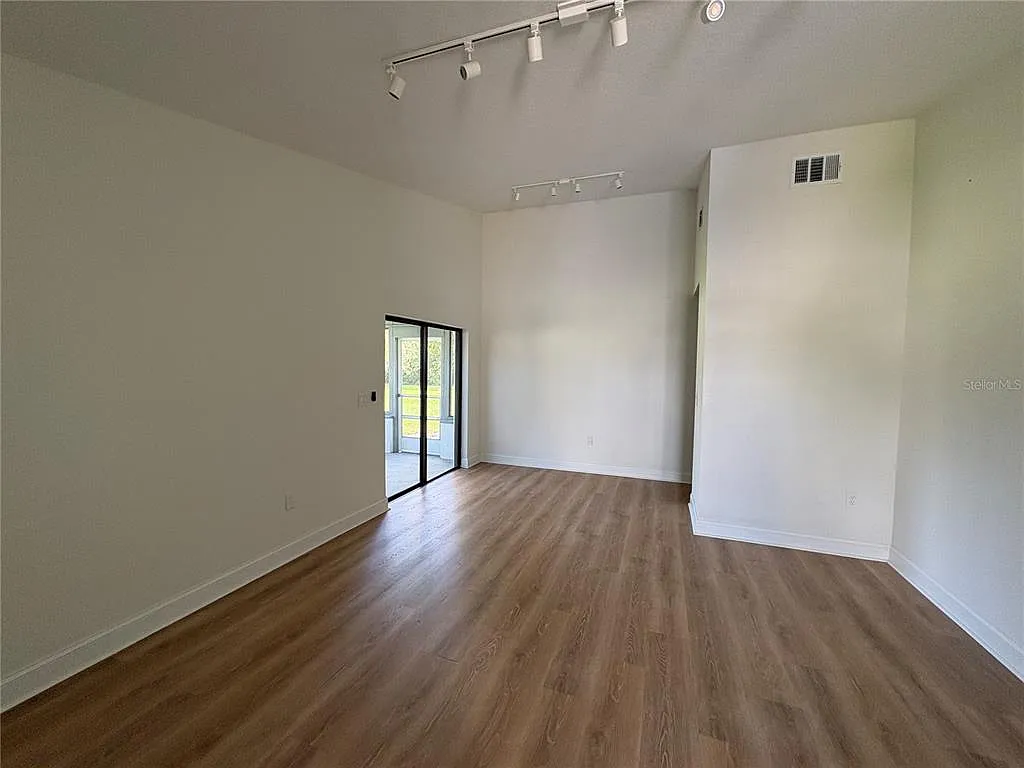 2 bed, 2.0 bath, 900 sqft, $1,695 — Photo 3