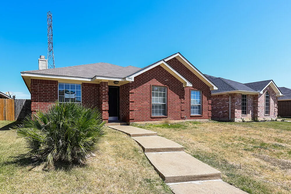 3 bed, 2.0 bath, 1402 sqft, $2,020 — Photo 3