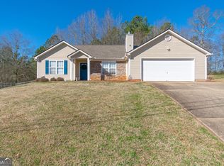 6 Huntington Dr, Grantville, GA 30220