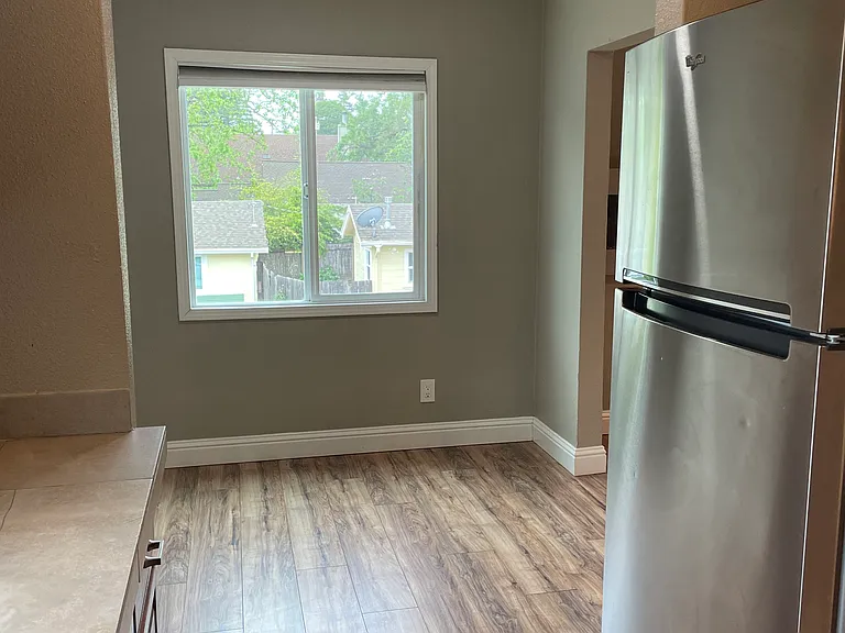 547 N School St #A — Photo 10