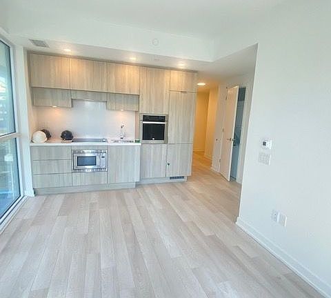 3rd image of 39 Roehampton Ave #905