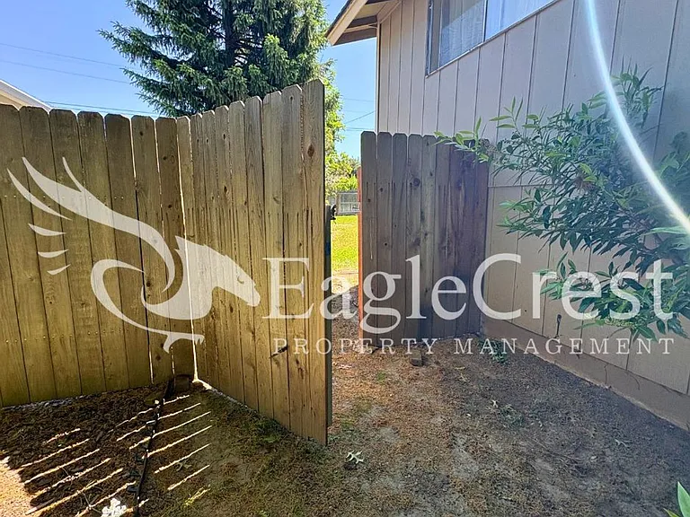924 Shasta Dr — Photo 21