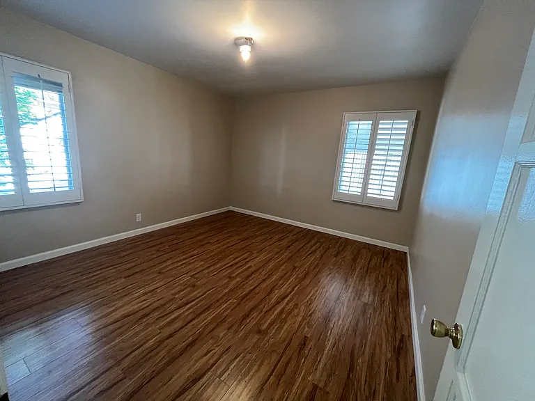 13836 Cohasset St — Photo 10