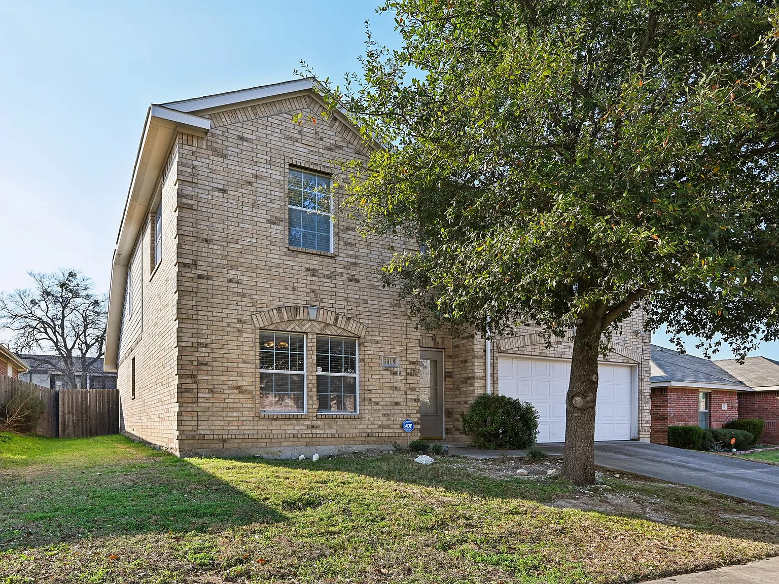 4 bed, 2.5 bath, 2492 sqft, $2,400 — Photo 2