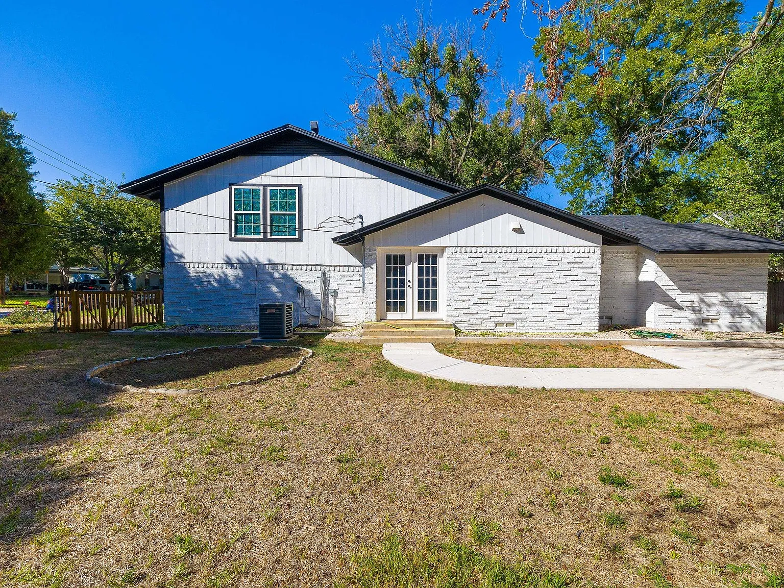 3 bed, 1834 sqft, $2,200 — Photo 3