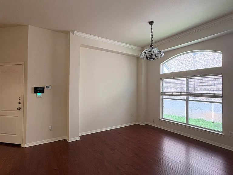 207 Kettleman Ln N — Photo 10