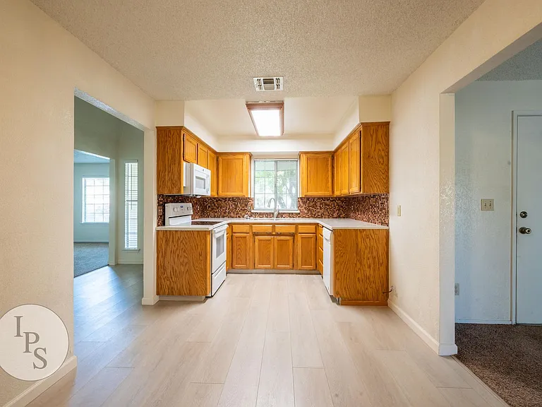 2131 E Cromwell Ave — Photo 6