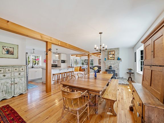 4th image of 357 W Tisbury Rd