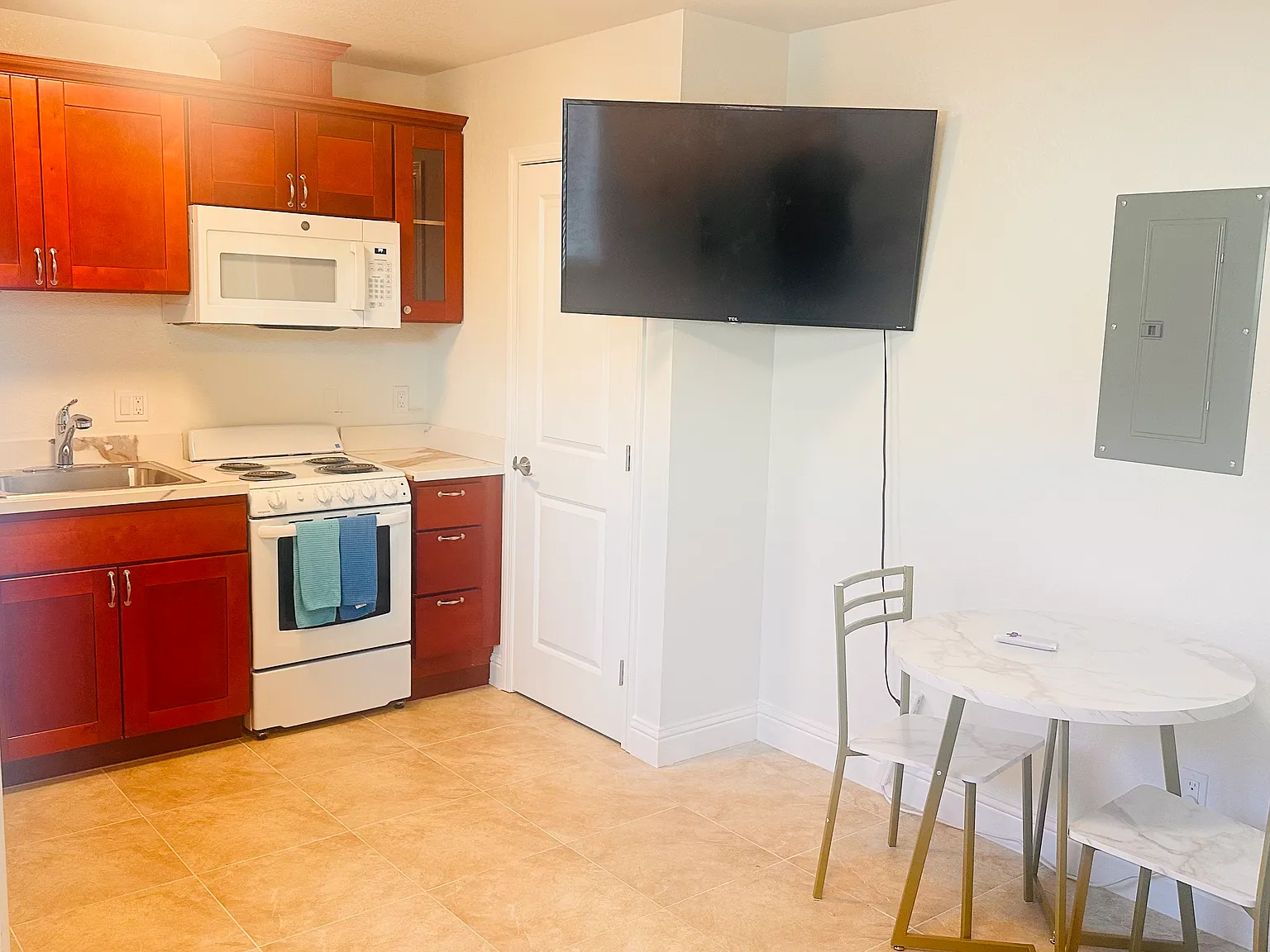 1 bed, 400 sqft, $2,400 — Photo 4